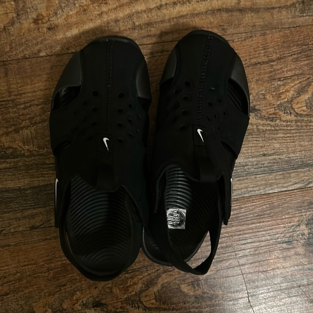 Boys Nike Shoe (Sandal)